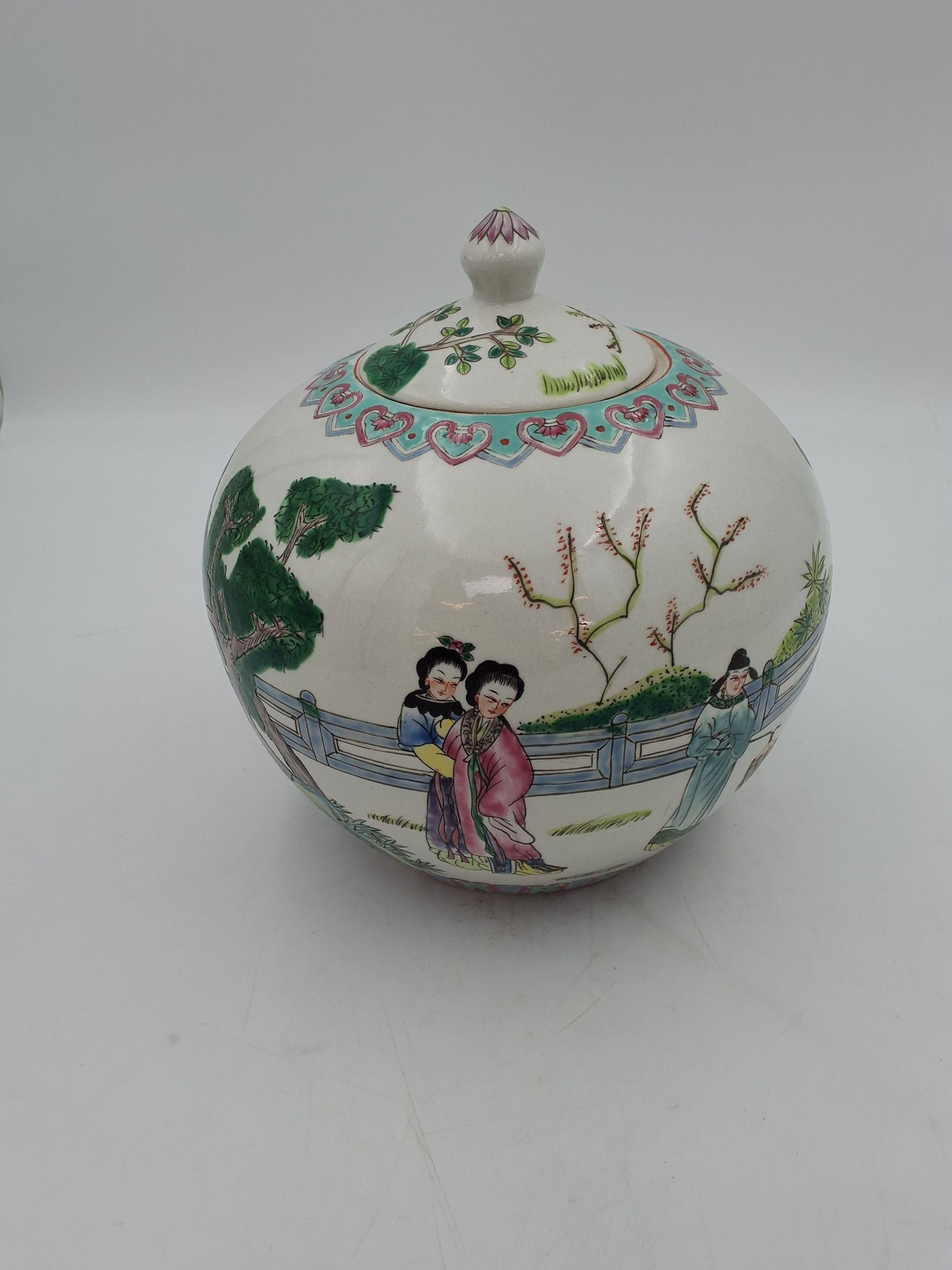 1. Famille Rose krukke i porcelæn